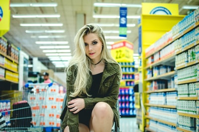 女人坐在杂货店
